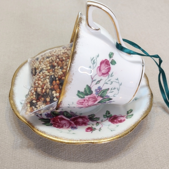 Bone China hand crafted bird feeder, Rosina pattern, made in England - Picture 2 of 7
